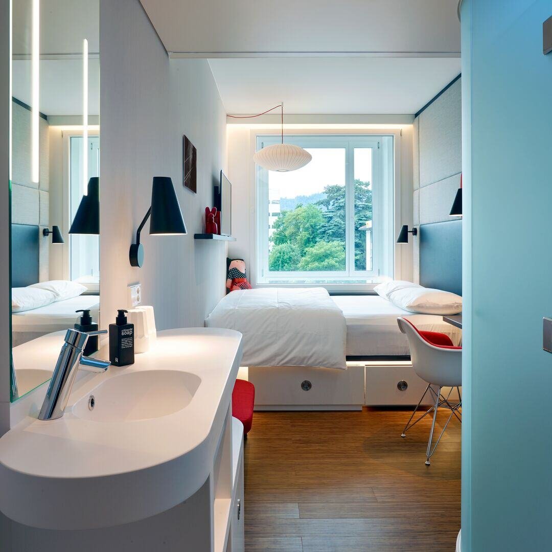 Zurich_citizenM_hotel_room-2